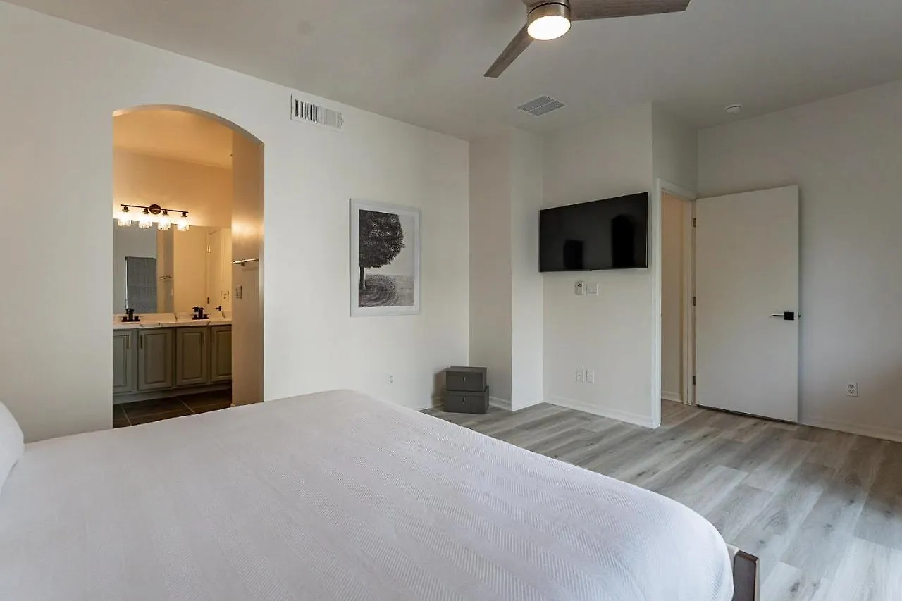 Modern 3 Bed - 3 Bath Townhouse W/ Rooftop Deck Villa Phoenix